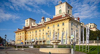 Schloss Esterhazy Frontalansicht mit Brunnen